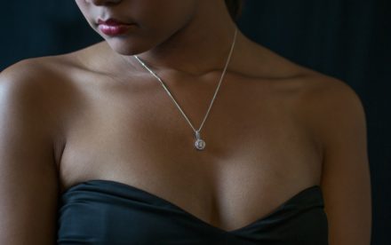 bijoux précieux dans le cou