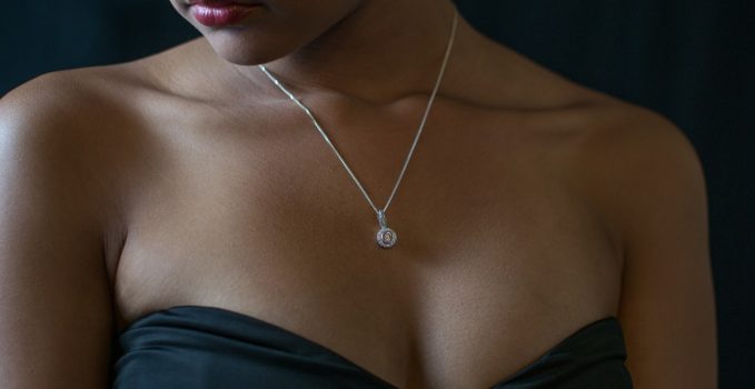 bijoux précieux dans le cou