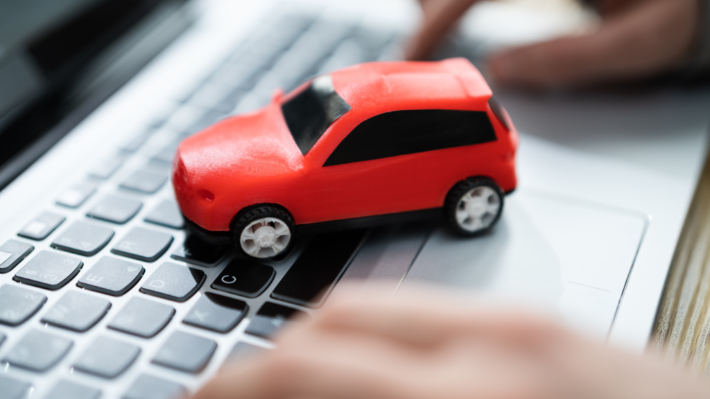 une voiture en miniature sur un clavier