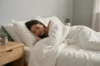 Femme dormant paisiblement dans une chambre minimaliste, illustrant l'importance du sommeil pour la gestion du poids