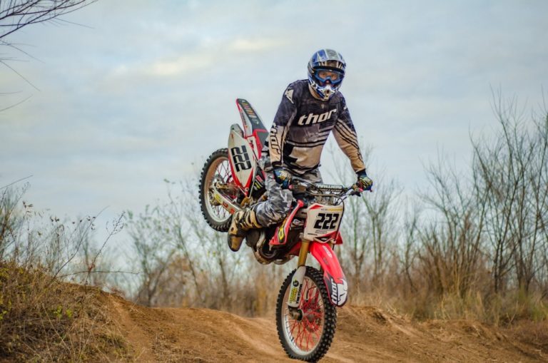 Estil obligatoire d’assurer une moto cross enduro homologuée route